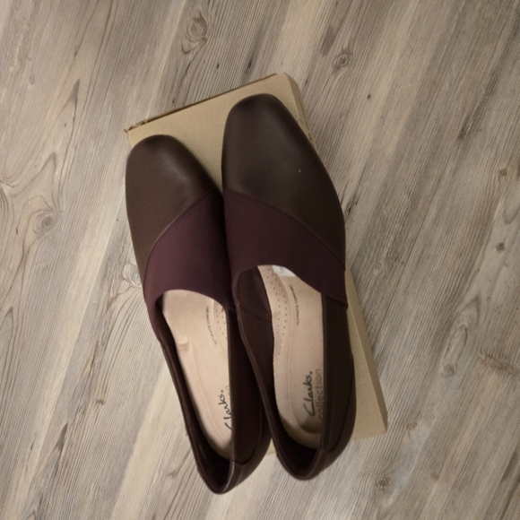 Clarks Women's Cora Charm Loafers Slip-On Shoes Burgandy NWT - Picture 3 of 6